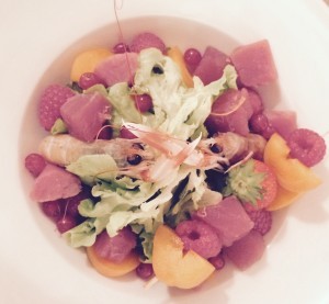 insalata con frutta e pesce crudo