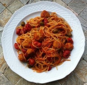 Spaghetti con olive verdi e polpettine di carne