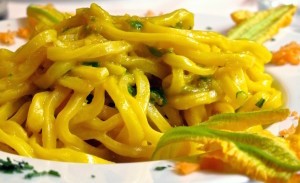 spaghettoni con fiori di zucca e curcuma