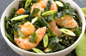 Insalata di gamberi e wakame