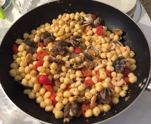 gnocchetti-con-pomodorini-freschi-vongole-veraci-e-gamberetti