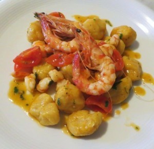 gnocchi-di-zucca-e-patate-con-pomodorini-e-gamberi